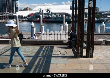 25.09.2019, Sydney, New South Wales, Australia - People at the waterfrount at Darling Harbour in the centre of the Australian metropolis of millions. Stock Photo