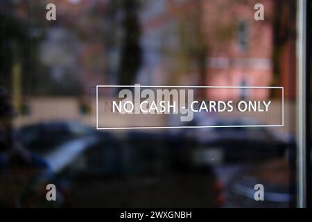 Fensterbeschriftung No Cash Cards Only Fensterbeschriftung No Cash Cards Only an Eingangstür eines Geschäftes München *** Window lettering No Cash Car Stock Photo
