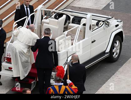 Vatican City, Vatican. 31st Mar 2024. Pope Francis presides over Easter Sunday Mass in Saint Peter's square, Vatican on March 31, 2024 to mark the Resurrection of Christ. Photo: Eric Vandeville /ABACAPRESS.COM Credit: Abaca Press/Alamy Live News Stock Photo