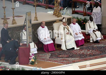 Vaticano, Italy. 31st Mar, 2024. Vatican City, Italy 31.03.2024: The strong wind causes the painting 'RESSURREXIT' to fall in front of Pope Francis during the Easter Mass of the week Credit: Independent Photo Agency/Alamy Live News Stock Photo