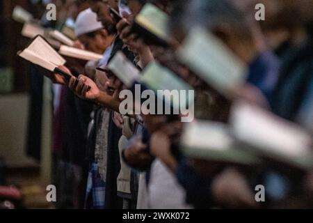 MUSLIMS IN INDONESIA PERFORM ITIKAF Muslims perform Qiyamul Lail prayers during itikaf on the last ten nights of Ramadan 1445 Hijriah at Habiburrahman Mosque, Bandung, West Java, Indonesia April 1, 2024 in the early morning. In the last 10 days of the holy month of Ramadan, Muslims perform itikaf worship to achieve the virtue of Lailatul Qadar night, they carry out various worship activities, especially reading the Quran. IMAGO/KHAIRIZAL MARIS Bandung West Java Indonesia Copyright: xKhairizalxMarisxKhairizalxMarisx MUSLIMS IN INDONESIA PERFORM ITIKAF 5 Stock Photo