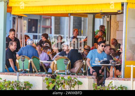 Fort Lauderdale, FL, USA - March 30, 2024: Tourists dining on Fort Lauderdale Beach restaurants Stock Photo