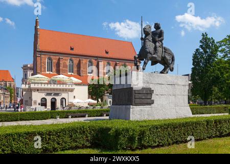 Wroclaw, Poland - June 05 2019: Equestrian statue of Bolesław I opposite the Corpus Christi Church (Polish: Parafia Rzymskokatolicka pw. Bożego Ciała) Stock Photo