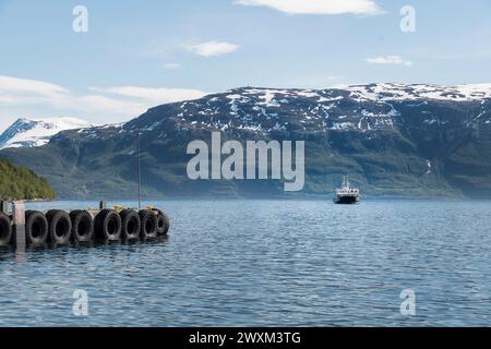 Bateau sur un fjord arrivant à l'embarcadère Stock Photo