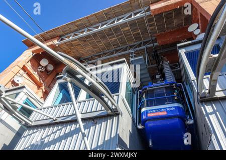 A blue cable car at the upper station of the Teide cableway on Mount Teide, under a clear blue sky. Stock Photo