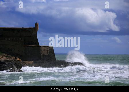 Portugal. Lisbon's Sunshine Coast Cascais. Saint Julian Fort - Forte Sao Juliao da Barra, viewed from Carcavelos beach with a stormy Atlantic Ocean. Stock Photo