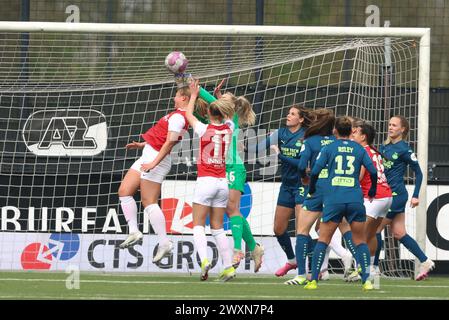 WIJDEWORMER, NETHERLANDS - MARCH 31: Floor Spaan of AZ, Lisan Alkemade goalkeeper of PSV during the Dutch Azerion Women’s Eredivisie match between AZ Stock Photo