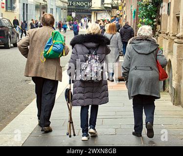 Glasgow, Scotland, UK. 1st  April, 2024: UK Weather:  Cloudy weather predicted for Easter in the city centre appeared with locals and tourists on the streets  of the city. Credit Gerard Ferry/Alamy Live News Stock Photo