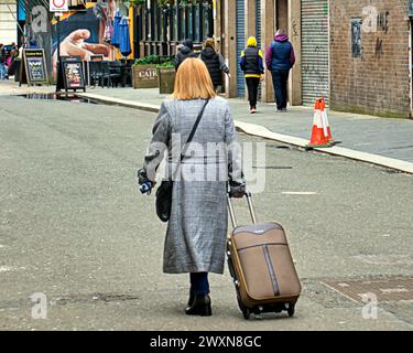 Glasgow, Scotland, UK. 1st  April, 2024: UK Weather:  Cloudy weather predicted for Easter in the city centre appeared with locals and tourists on the streets  of the city. Credit Gerard Ferry/Alamy Live News Stock Photo