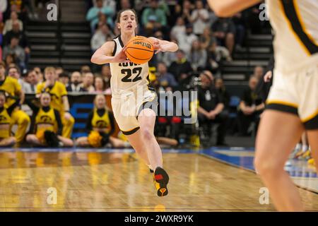 Albany, New York, USA. 1st Apr, 2024. Iowa guard CAITLIN CLARK (22) passes the ball up-court during the 2024 NCAA Women's Basketball Tournament Albany 2 Regional Final at MVP Arena in Albany, N.Y. (Credit Image: © Scott Rausenberger/ZUMA Press Wire) EDITORIAL USAGE ONLY! Not for Commercial USAGE! Stock Photo