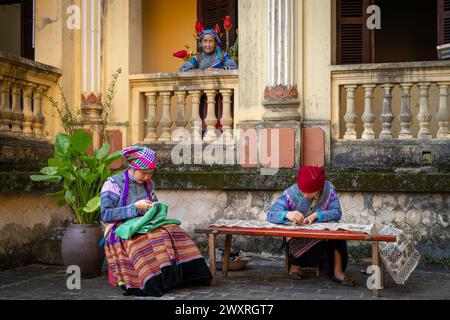 Flower Hmong women at the Hmong Kings Palace (Vau Meo) in Bac Ha, Lao Cai Province, Vietnam Stock Photo