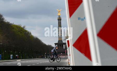 Berlin, Germany. 02nd Apr, 2024. A cyclist rides along Straße des 17. Juni in the direction of the Victory Column. The Große Stern is being fitted with more modern traffic lights and will therefore be largely closed for four days. The central traffic circle will therefore be closed to cars until 8 p.m. on April 5. Credit: Alina Schmidt/dpa/Alamy Live News Stock Photo