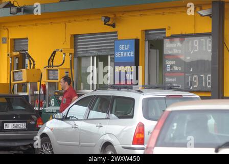 - independent petrol station at south outskirts of Milan (Italy), thanks to resort to free market can charge prices lower than those of large distribution chains - distributore indipendente di carburanti alla periferia sud di Milano, grazie al ricorso al mercato libero pratica prezzi inferiori a quelli delle grandi catene di distribuzione Stock Photo