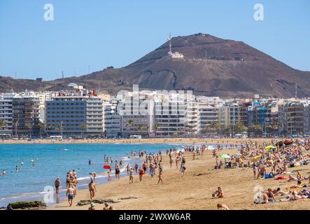 Gran Canaria, Canary Islands, Spain, 2nd April 2024. Tourists, many British, enjoying glorious sunshine on the city beach in Las Palmas on Gran Canaria. National Geographic has named Las Palmas, Gran Canaria, as the second best city to live in Spain. Bilbao topped the list with Barcelona and Madrid at the bottom of a top ten list. Credit: Alan Dawson/Alamy Live News. Stock Photo