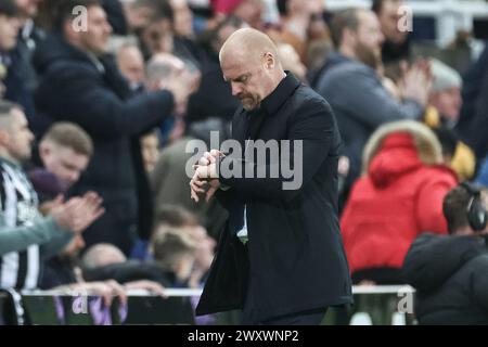 Sean Dyche manager of Everton checks his watch as the whistle blows for half time during the Premier League match Newcastle United vs Everton at St. James's Park, Newcastle, United Kingdom, 2nd April 2024  (Photo by Mark Cosgrove/News Images) Stock Photo