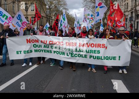 Les enseignants sont redescendus dans la rue à Paris, pour demander des moyens pour l'école publique en particulier pour les établissements du 93 Stock Photo