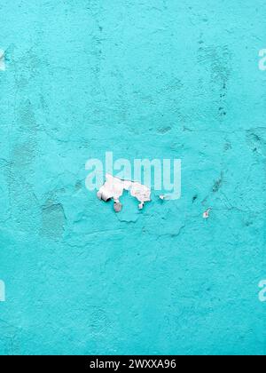 Fondo pared desgastada y agrietada cian. Cyan old painted wall stucco texture or background Stock Photo