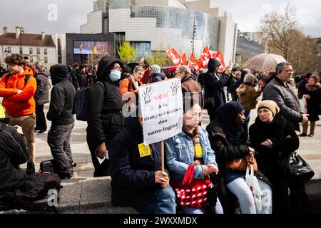 A protester holds a placard that says 'no to the criminalisation of the homeless people', during the demonstration against housing crisis. Thousands of people attended the demonstration for the right to housing, in Paris. The movement organized by the association 'DAL' Droit Au Logement (Right to Housing), focused on denouncing the start of evictions that will begin at the beginning of April. It was also demanded a reduction in rents, the requisition of empty houses for rent, accommodation for all inhabitants and an end to real estate speculation. (Photo by Telmo Pinto/SOPA Images/Sipa USA) Stock Photo