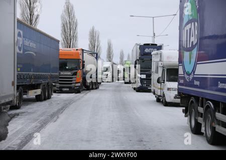 There are major traffic problems on Wednesday morning in southern Sweden after heavy snowfall and strong wind. Outside Jönköping, the queues were several kilometers long and people have been stuck in their cars all night.Photo: Mattias Landström/TT/code 200 Credit: TT News Agency/Alamy Live News Stock Photo