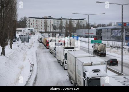 There are major traffic problems on Wednesday morning in southern Sweden after heavy snowfall and strong wind. Outside Jönköping, the queues were several kilometers long and people have been stuck in their cars all night.Photo: Mattias Landström/TT/code 200 Credit: TT News Agency/Alamy Live News Stock Photo