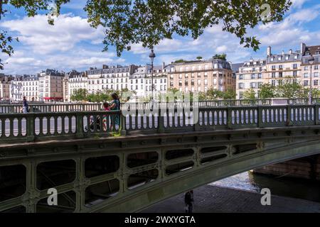 Paris (France):building facades along the quay “quai Betune” on the natural river island “ile Saint-Louis”, in Paris 4th arrondissement (district) Stock Photo