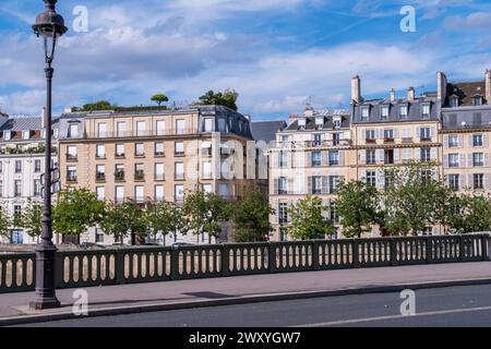 Paris (France):building facades along the quay “quai Betune” on the natural river island “ile Saint-Louis”, in Paris 4th arrondissement (district) Stock Photo