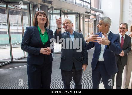 London, England, UK. 3rd Apr, 2024. (left to right) Shadow Chancellor RACHEL REEVES, Mayor of London SADIQ KHAN Ana Chief Executive and Director of the Francis Crick Institute, Sir PAUL NURSE (M) are seen on a visit to the Francis Crick Institute in London to announce a new London Growth Plan to boost economic growth. (Credit Image: © Tayfun Salci/ZUMA Press Wire) EDITORIAL USAGE ONLY! Not for Commercial USAGE! Stock Photo