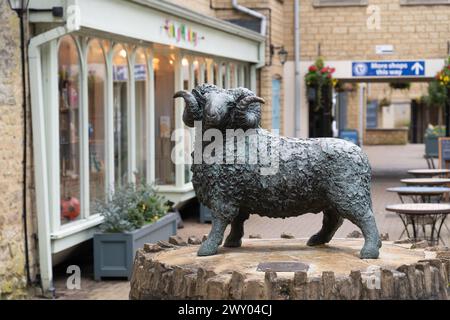 The Ram Sculpture in the Woolmarket shopping precinct was sculpted by Jill Tweed FRBS and unveiled by Joanna Trollope 19th April 1997. Cirencester, UK Stock Photo