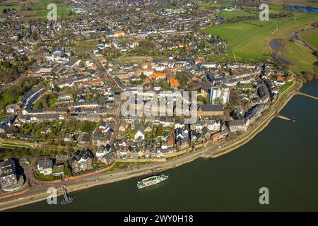 Luftbild, Innenstadt Ortsansicht und Rheinpromenade Rees mit Ausflugsschiff am Anleger, Baustelle Renovierung an der kath. Kirche St. Mariä Himmelfahrt, Rathaus Stadtverwaltung und Marktplatz Rees Fußgängerzone mit Schriftzug REES in bunten Großbuchstaben auf dem Platz, historische Marktplatzpumpe, Rees, Nordrhein-Westfalen, Deutschland ACHTUNGxMINDESTHONORARx60xEURO *** Aerial view, city center view and Rhine promenade Rees with excursion boat at the pier, construction site renovation at the catholic church St Mariä Himmelfahrt, town hall city administration and market square Rees pedestrian Stock Photo