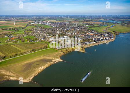 Luftbild, Innenstadt Ortsansicht und Rheinpromenade Rees mit Ausflugsschiff am Anleger, Baustelle Renovierung an der kath. Kirche St. Mariä Himmelfahrt, Rees, Nordrhein-Westfalen, Deutschland ACHTUNGxMINDESTHONORARx60xEURO *** Aerial view, city center view and Rhine promenade Rees with excursion boat at the pier, construction site renovation at the catholic church St Mariä Himmelfahrt, Rees, North Rhine-Westphalia, Germany ACHTUNGxMINDESTHONORARx60xEURO Stock Photo