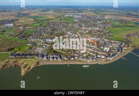 Luftbild, Ortsansicht und Rheinpromenade Rees mit Ausflugsschiff am Anleger, Baustelle Renovierung an der kath. Kirche St. Mariä Himmelfahrt, Rathaus Stadtverwaltung und Marktplatz Rees Fußgängerzone mit Schriftzug REES in bunten Großbuchstaben auf dem Platz, historische Marktplatzpumpe, Rees, Nordrhein-Westfalen, Deutschland ACHTUNGxMINDESTHONORARx60xEURO *** Aerial view, town view and Rhine promenade Rees with excursion boat at the pier, construction site renovation at the catholic church St Mariä Himmelfahrt, town hall city administration and market square Rees pedestrian zone with letterin Stock Photo