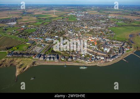 Luftbild, Ortsansicht und Rheinpromenade Rees mit Ausflugsschiff am Anleger, Baustelle Renovierung an der kath. Kirche St. Mariä Himmelfahrt, Rathaus Stadtverwaltung und Marktplatz Rees Fußgängerzone mit Schriftzug REES in bunten Großbuchstaben auf dem Platz, historische Marktplatzpumpe, Rees, Nordrhein-Westfalen, Deutschland ACHTUNGxMINDESTHONORARx60xEURO *** Aerial view, town view and Rhine promenade Rees with excursion boat at the pier, construction site renovation at the catholic church St Mariä Himmelfahrt, town hall city administration and market square Rees pedestrian zone with letterin Stock Photo