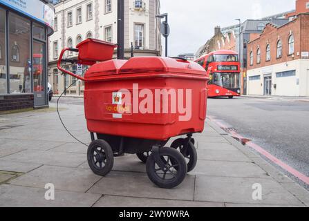 London, UK. 3rd Apr, 2024. A post delivery cart is seen parked on a street in Central London as International Distributions Services (IDS), the owner of Royal Mail, proposes that second-class post deliveries should be cut to two or three times per week to reduce costs. (Credit Image: © Vuk Valcic/SOPA Images via ZUMA Press Wire) EDITORIAL USAGE ONLY! Not for Commercial USAGE! Stock Photo