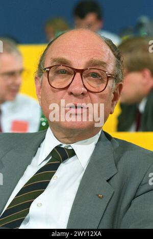 Otto Graf Lambsdorff beim Bundesparteitag der FDP vom 27. bis 28. Mai 1989 in Köln. Es handelte sich um den 40. ordentlichen Bundesparteitag der FDP unter dem Motto Das liberale Europa lohnt sich, Köln 27.5.1989 *** Otto Graf Lambsdorff at the Federal Party Conference of the FDP from May 27 to 28, 1989 in Cologne This was the 40th ordinary Federal Party Conference of the FDP under the motto Liberal Europe is worthwhile, Cologne 27 5 1989 Stock Photo