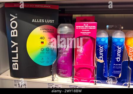 Billy Boy Kondome und Durex Gleitgel bzw Gleitcreme im Drogeriehandel *** Billy Boy condoms and Durex lubricant in drugstores Stock Photo