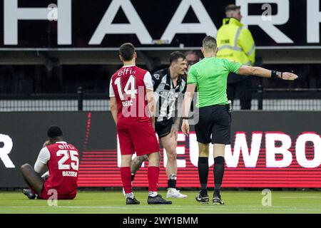 ALMELO - Referee Allard Lindhout gives a penalty to Heracles during the Dutch Eredivisie match between Heracles Almelo and AZ Alkmaar at the Erve Asito stadium on April 3, 2024 in Almelo, Netherlands. ANP ED VAN DE POL Stock Photo