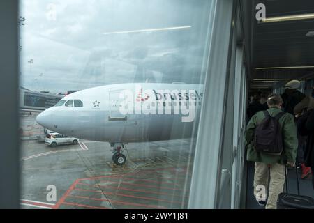 Brussels airlines corridor d'acces et vie sur une aile et le logo de la compagnie aerienne. |  Access to the airplane et view on a wing of an Brussels Stock Photo