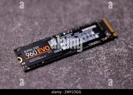 Eine SSD Samsung 960 EVO 250GB liegt auf einem Tisch. Bei einer SSD Solid-State-Drive handelt es sich um einen nichtflüchtigen Datenspeicher der Computertechnik. SSD sind meist schneller als konventionelle Festplatten. Themenbild, Symbolbild Köln, 03.04.2024 NRW Deutschland *** An SSD Samsung 960 EVO 250GB lying on a table An SSD solid state drive is a non-volatile data storage device used in computer technology SSDs are usually faster than conventional hard drives Theme image, symbolic image Cologne, 03 04 2024 NRW Germany Copyright: xChristophxHardtx Stock Photo