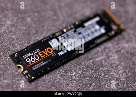 Eine SSD Samsung 960 EVO 250GB liegt auf einem Tisch. Bei einer SSD Solid-State-Drive handelt es sich um einen nichtflüchtigen Datenspeicher der Computertechnik. SSD sind meist schneller als konventionelle Festplatten. Themenbild, Symbolbild Köln, 03.04.2024 NRW Deutschland *** An SSD Samsung 960 EVO 250GB lying on a table An SSD solid state drive is a non-volatile data storage device used in computer technology SSDs are usually faster than conventional hard drives Theme image, symbolic image Cologne, 03 04 2024 NRW Germany Copyright: xChristophxHardtx Stock Photo