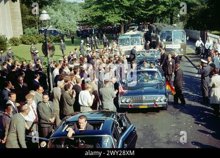 Anlass Besuch John F. Kennedy in Berlin - Sender Freies Berlin SFB - US-Präsident Kennedy im offenen Cabriolet bei seinem Besuch in Berlin, Deutschland 1963. Stock Photo