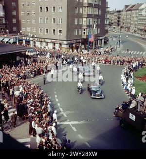 Anlass Besuch John F. Kennedy in Berlin - Sender Freies Berlin SFB - US-Präsident Kennedy durchquert mit seiner Kolonne Berlin. Rechts unten im Bild: 'Press Photo Truck', Deutschland 1963. Stock Photo