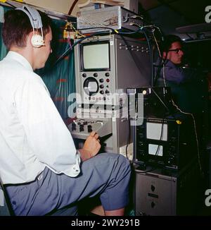 Anlass Besuch John F. Kennedy in Berlin - Sender Freies Berlin SFB - Im Übertragungswagen bei US-Präsident Kennedys Besuch in Berlin, Deutschland 1963. Stock Photo