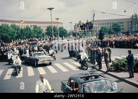 Anlass Besuch John F. Kennedy in Berlin - Sender Freies Berlin SFB - US-Präsident Kennedy durchquert mit seiner Kolonne Berlin. Fernsehkamera im Einsatz auf Gerüst, Deutschland 1963. Stock Photo