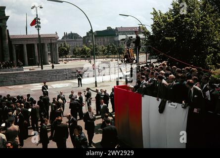 Anlass Besuch John F. Kennedy in Berlin - Sender Freies Berlin SFB - Pressebereich bei Us-Präsident Kennedys Rede am Brandenburger Tor, Deutschland 1963. Stock Photo