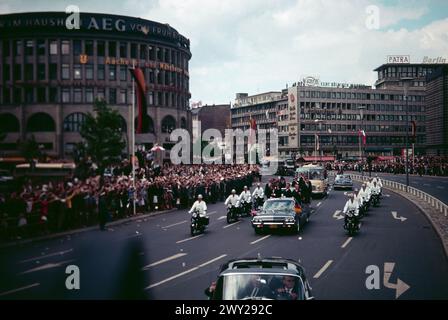 Anlass Besuch John F. Kennedy in Berlin - Sender Freies Berlin SFB - US-Präsident Kennedy passiert mit seiner Kolonne den Breitscheid-Platz inBerlin. Foto vom 'Press Photo Truck', Deutschland 1963. Stock Photo