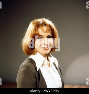 Gertraud Jesserer, österreichische Film- und Burgtheater-Schauspielerin, im Fernsehstudio in Wien, Österreich um 1975. Stock Photo