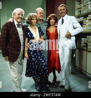 Meine Schwester und ich, Fernsehfilm, Deutschland 1975, Regisseur Fred Kraus (Mitte, Vater von Peter, rechts), Darsteller: Willy Millowitsch, Heidi Brühl, Beate Granzow, Peter Kraus Stock Photo