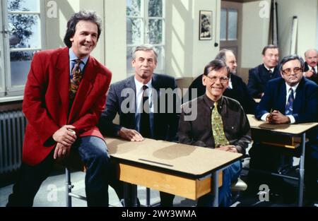 Klassentreffen, Erinnerungen an die Schulzeit, ZDF Sendung, Deutschland, 1994, Bild: Kabarettist Herbert Feuerstein, vorne rechts, mit ehemaligen Mitschülern und Gastgeber Fritz Egner, ganz links. Klassentreffen, memories of school days, TV programme, Germany, 1994, photo: Cabaret artist Herbert Feuerstein,  right in the front , with former schoolmates and host Fritz Egner, left. Stock Photo