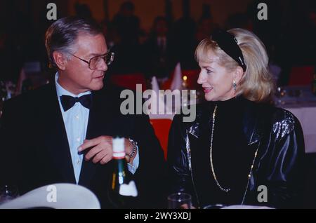 Peter Alexander Show, ZDF, 1991, Stargast: Schauspieler Larry Hagman, hier beim Fototermin in Wien mit Sängerin Dagmar Koller. Stock Photo