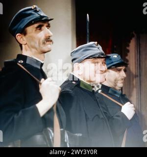 Die Abenteuer des braven Soldaten Schweijk, ORF-ZDF Fernsehserie, 1977, nach dem Roman von Jaroslav Hasek, Regie: Wolfgang Liebeneiner, Folge 9, Szene mit Fritz Muliar als Schweijk (Mitte) Stock Photo